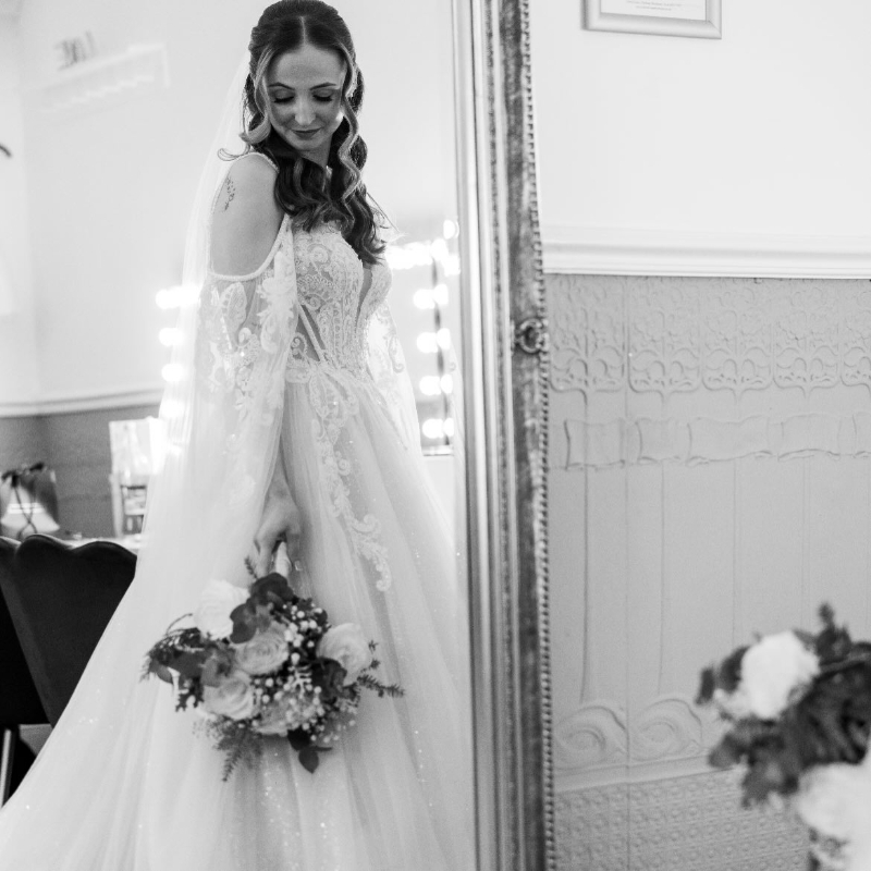 Gallery image 9: kiss-the-bride