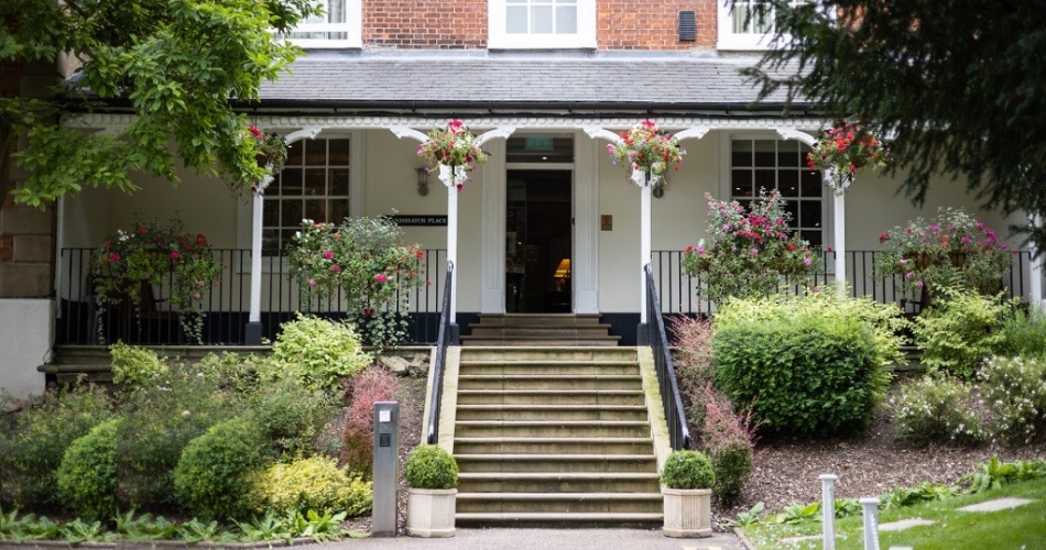 Image 1: Brandshatch Place Hotel