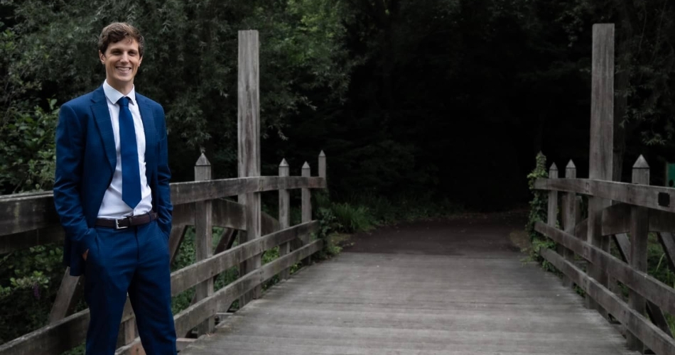 Image 2: Josh Hassell Male Vocalist