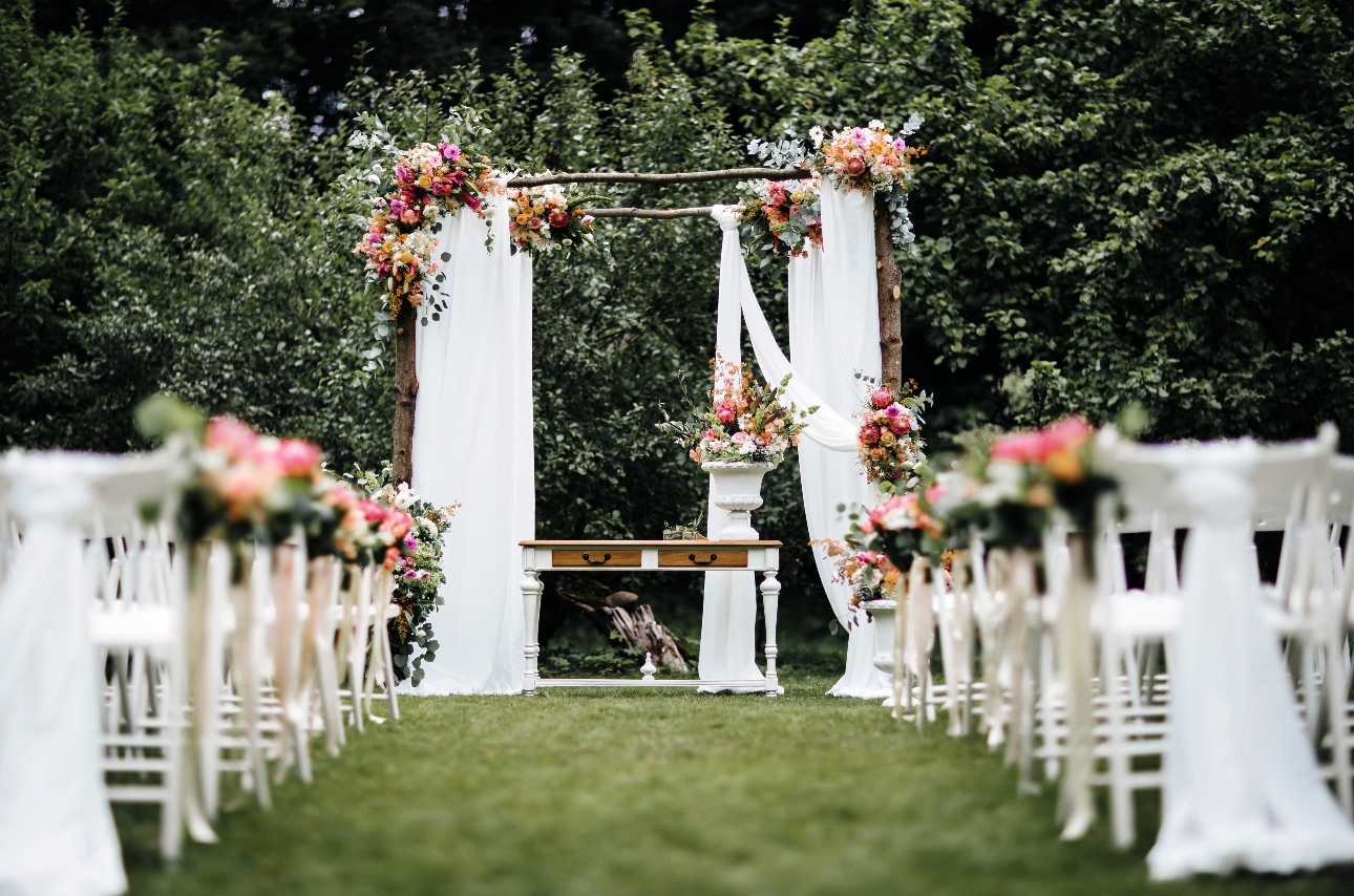 outdoor wedding aisle
