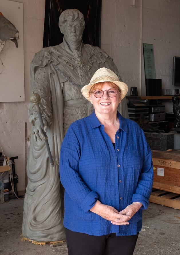 Brenda Blethyn in front of the King George IV stulpture