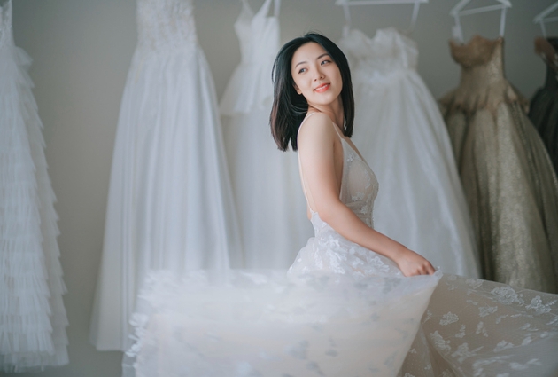 bride with black hair and porcelain colouring